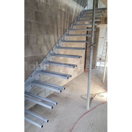 Лестница металлическая со ступенями в консоли А-34